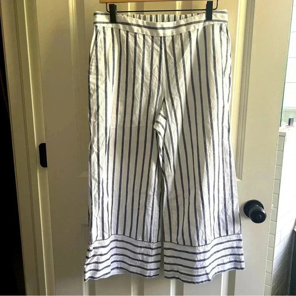 Foxcroft Pants - EUC Foxcroft NYC wide leg crop white & navy linen cotton blend pant.Fit like 10